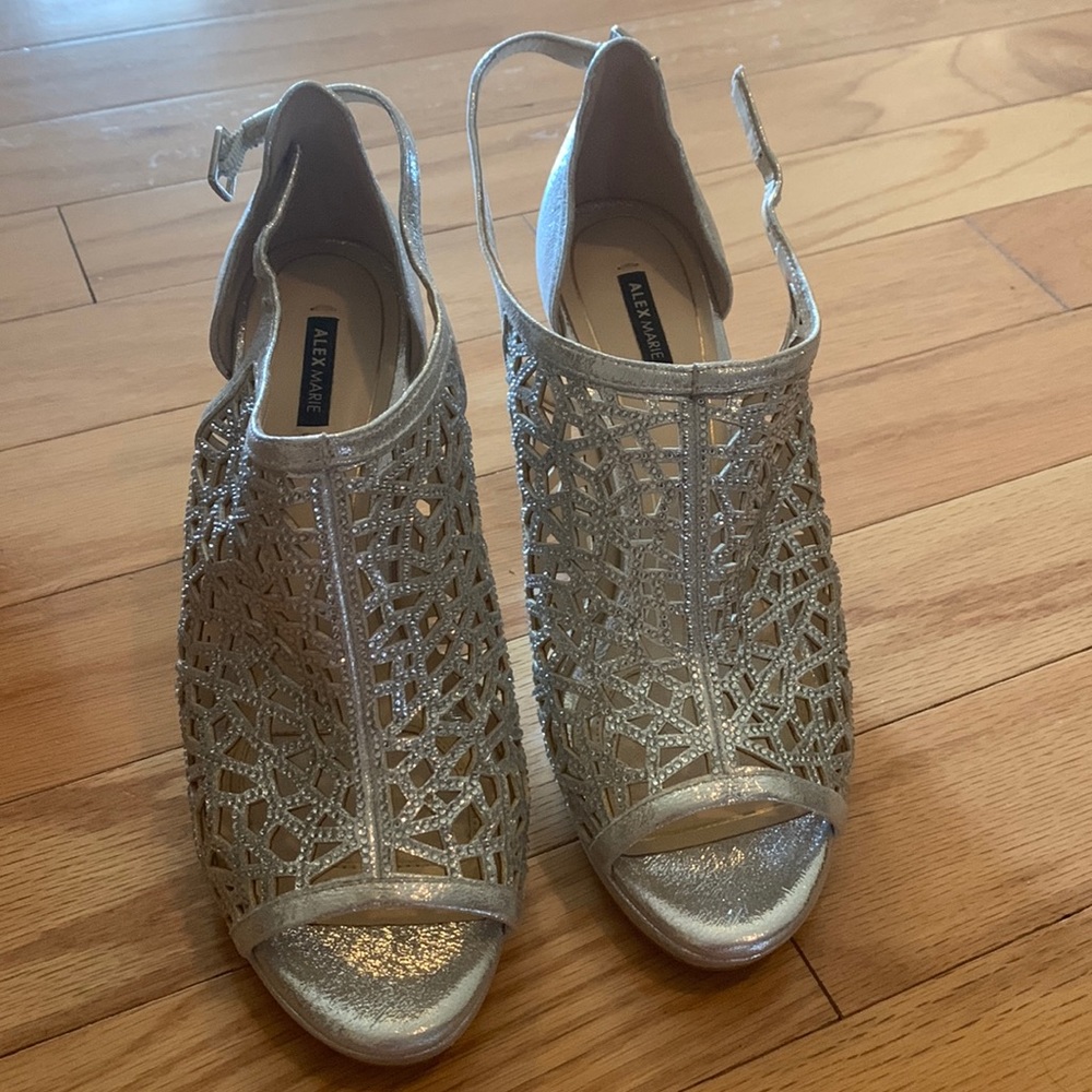 Size 9 Women’s formal wear silver shoes worn to two weddings only